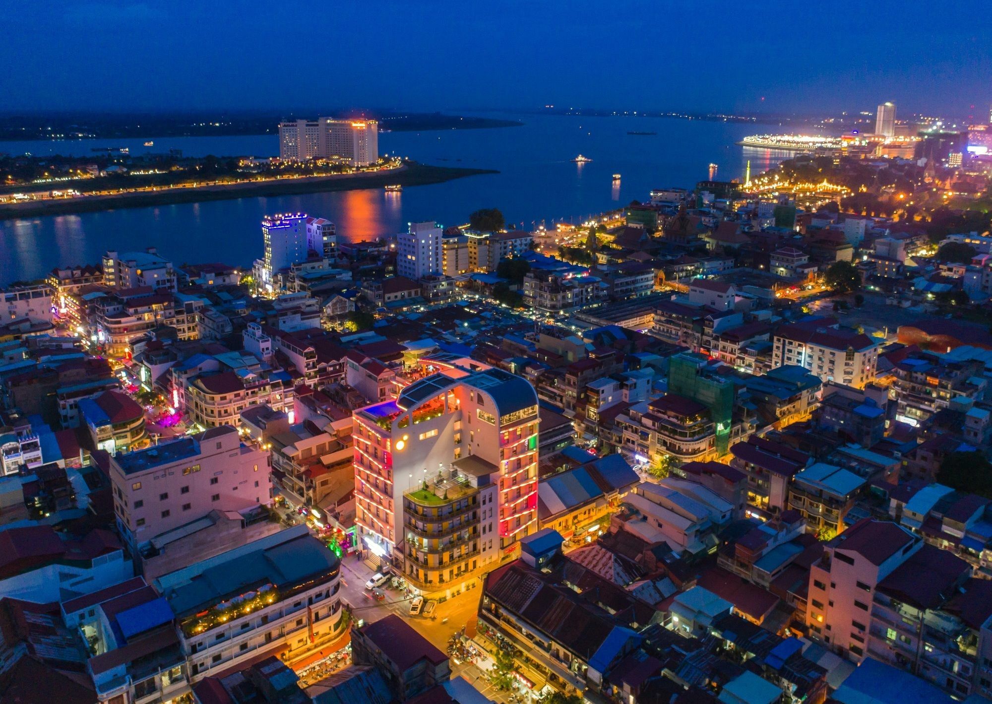 Sun & Moon, Urban Hotel Phnom Penh Exterior photo